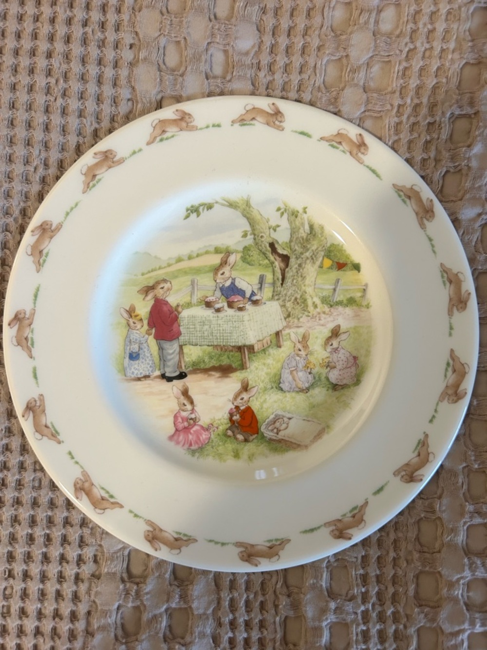 Cream Bunnykins Scene Decorative Plate